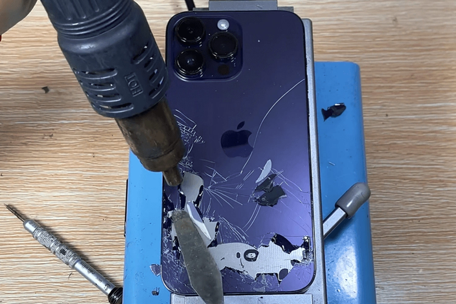thay kinh lung nap lung iphone 14 pro cam ket uy tin.jpg