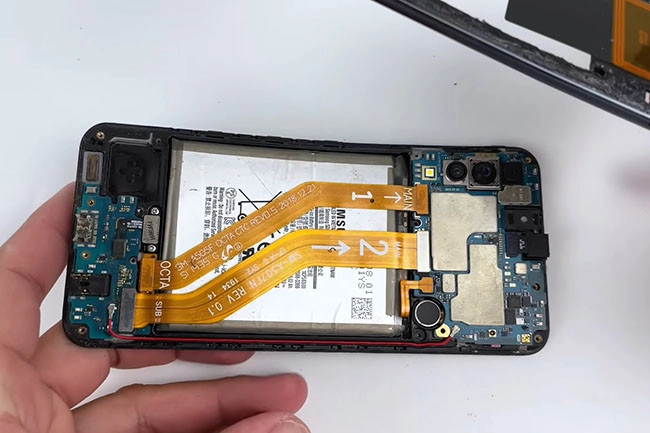thay pin samsung galaxy a50s 7.jpg