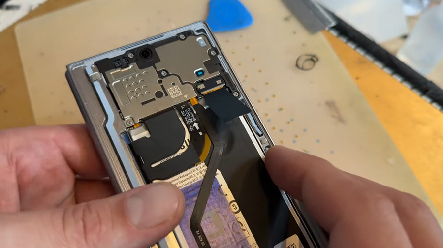Thay man hinh Samsung Galaxy Z Fold 6 chinh hang 3