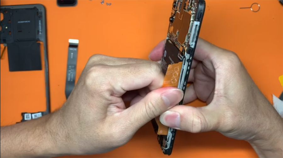 Thay pin POCO M4 Pro chinh hang FoneSmart 2