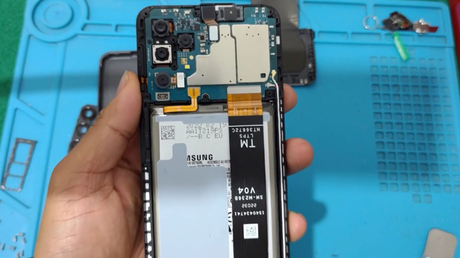 Thay pin Samsung Galaxy M23 FoneSmart 1