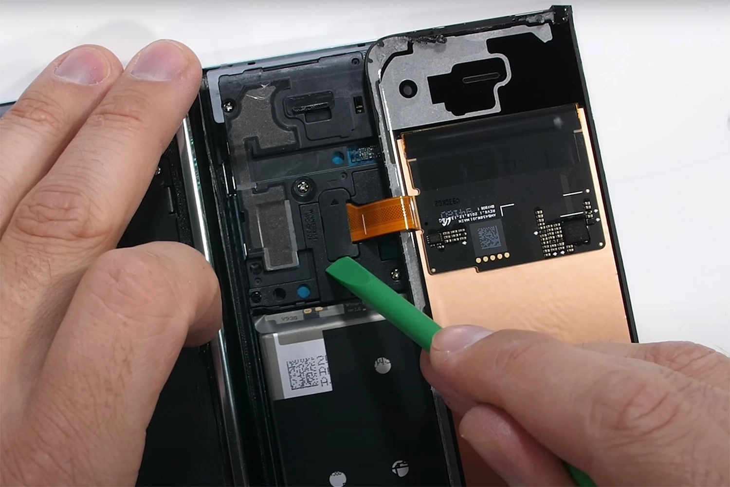 thay cap man hinh samsung z fold thoi gian.jpg