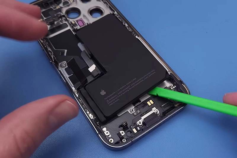 thay vo khung suon iphone 14 pro 7.jpg